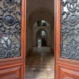 Il portone �strombato�, ovvero rientrante rispetto al prospetto, � in legno con elementi in ferro battuto finemente lavorato e presenta stipiti e archivolto riccamente scolpiti